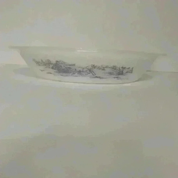 Glasbake Currier and Ives Horse & Sleigh white blue Divided Dish 12" USA J-2352 - Picture 3 of 4